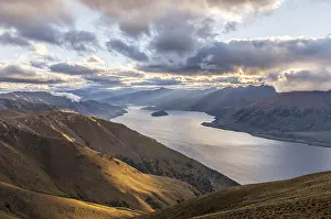 Sunset, dramatic atmosphere, Lake Wanaka and mountain panorama