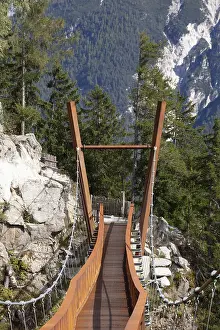Suspension bridge on the Sunnenseit'n-Weg hiking trail