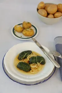Swabian cuisine vegetarian, chard leaf frogs with broth and braised onion rings