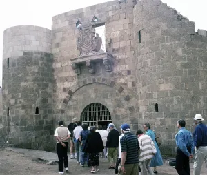 Swan Hellenic tour group visiting the castle of Aqaba, Mamlukenburg, Aqaba, Jordan, Crusader fortress in 1998, Asia