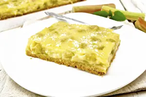 Sweet pie with a stuffing from vanilla pudding