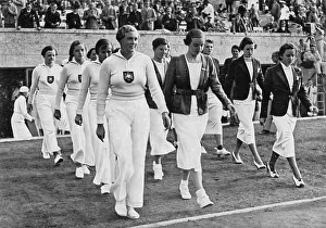 Swimming, the winning swimmers of the Women's relay of Holland (centre)