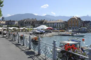 Switzerland: The lake-promenade of Vevey-City
