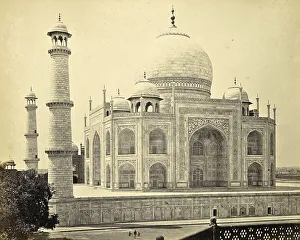 The Taj Mahal in Agra, seen from the side