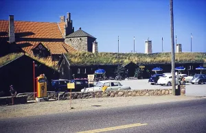 Tankstelle und Restaurant am Strassenrand mit davor geparkten Autos, Schweden, 1958