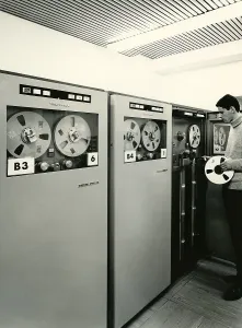 Tape storage device, tape drive