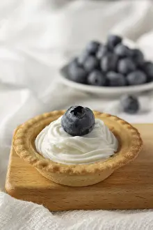 One tartlet with cream and blueberries