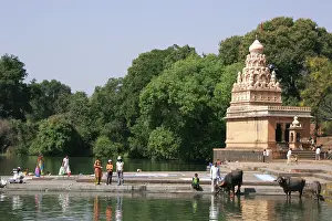 Category Historic EN Prints: Temple dedicated to lord Shiva on banks of river Krishna
