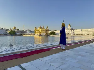 Category Historic EN Prints: Temple guard in front of the Harmandir Sahib or Hari Mandir (temple of God)