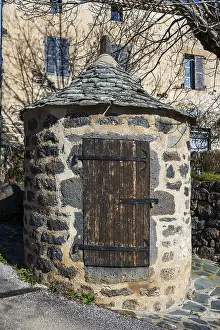 Ternant-les-Eaux. Typical stone well