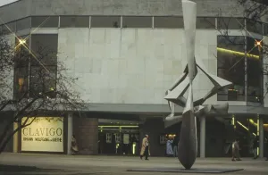Theatre of the Wuerttemberg State Theatres with sculpture Movement II by Wander Bertoni