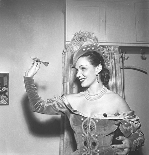 Throwing darts 1951. Actress Ulla Sallert is seen aiming at the dart board to throw the dart. This is backstage at the theater. Kristoffersson Ref BE38-2