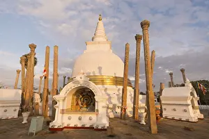 Thuparama Dagoba, decorated with golden bandages