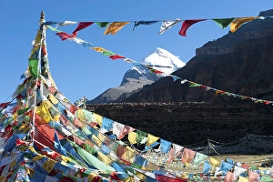 Tibetan Buddhism, Tarboche, a flagpole with colourful prayer flags