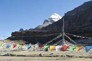 Tibetan Buddhism, Tarboche, a flagpole with colourful prayer flags