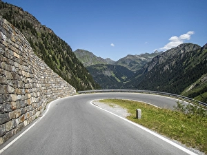 Category Mountain Landscapes Prints: Tight bend, Alpine peaks behind
