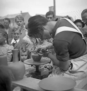 Toepferin produces a vessel in front of spectators