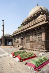 Category Historic EN Prints: Tomb of rani sipri's mosque