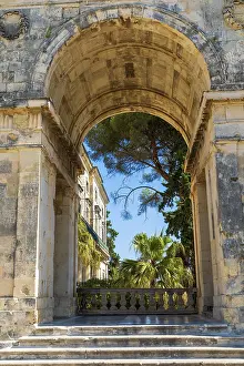 Tor tor with round arch in the Governor's Palace
