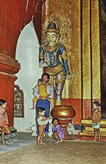 Tourist and local girls in Ananda Temple