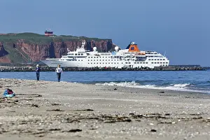 Category Historic EN Prints: Tourists and photographers on the beach of the Heligoland dune