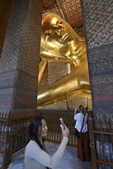 Tourists in front of the reclining Buddha