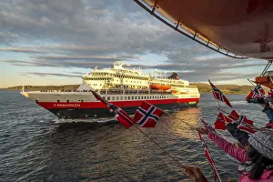 Tourists at the ship's railing