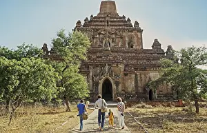 Tourists in front of Sulamani Temple