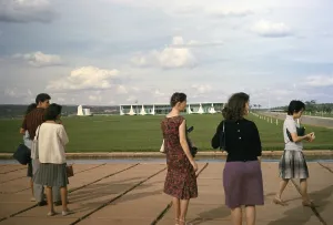 Tourists waiting for the presidential palace, Palacio da Alvorada, built in 1958 by architect Oscar Niemeyer, Brasilia, Federal District, Brazil, 1962, South America