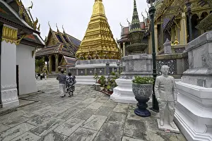 Tourists at Wat Phra Kaew, Temple of the Emerald Buddha