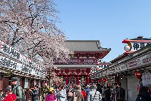 Tourists on the way to HOzOmon Gate