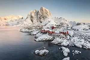 Category Scandinavia Prints: Town and fisherman's cabins or Rorbus in front of snowy mountains