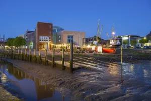 Town hall, harbour, low tide, illuminated