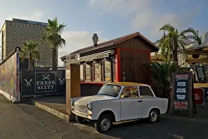 Trabi at a snack bar with palm trees at the egg cooling house