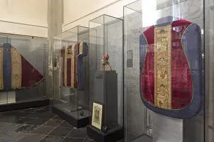 Category Historic EN Prints: Treasury in the south tower chapel, St
