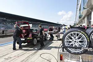 Tyre change, race of the Mini Coopers