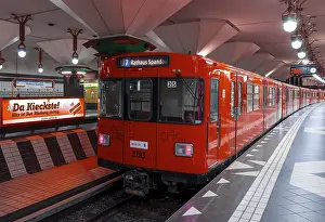 Underground in red, U Station Rathaus Spandau