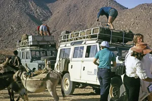 Unloading tourists and baggage, Landrovers of MIntrek Expeditions Ltd, Tassili N'Ajjer National Park, near Djanet, Algeria, north Africa 1973, Africa