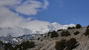 Unpaved road to the Niatos Plateau