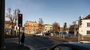 Urban intersection with cars and traffic lights under a clear sky