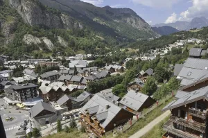 Valoire, A scenic village nestled in a mountainous valley with houses and lush greenery