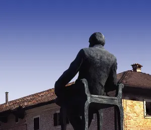 Verdi monument in front of Rocca dei Marchesi Pallavicino