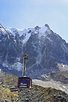View of the arriving cable car from the Plan de l'Aiguille middle station