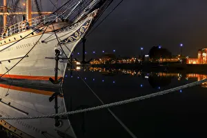 Category Historic EN Prints: View of the bow of a tethered sailing ship at night