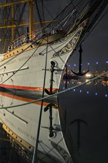 Category Historic EN Prints: View of the bow of a tethered sailing ship at night