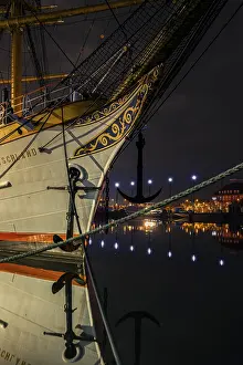 Category Historic EN Prints: View of the bow of a tethered sailing ship at night