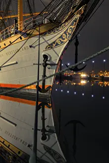 Category Historic EN Prints: View of the bow of a tethered sailing ship at night