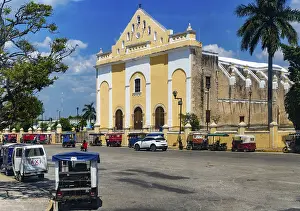 View from bus window of church of Iglesia de San Francisco de Asis