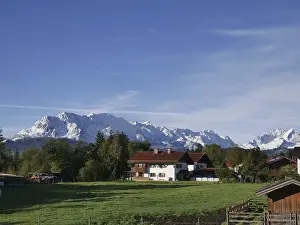 View over the farms in the Isar valley to the first snow in the Wetterstein mountains
