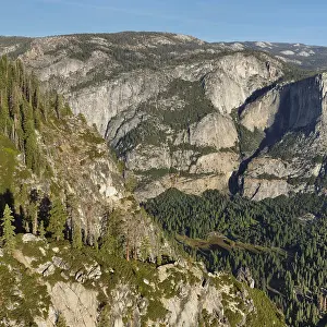 View from Glacier Point into the Yosemite Valley